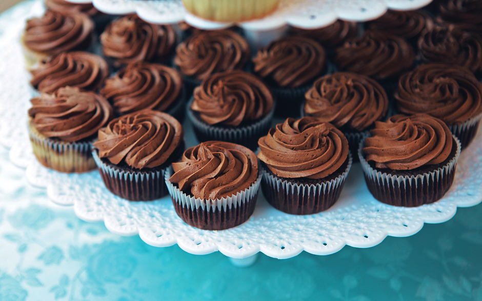 Delicious chocolate cupcakes make a great treat at this Los Angeles wedding